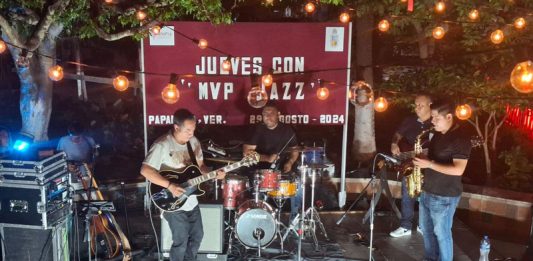 MVP y amigos en la coiudad de Papantla ofreció una presentación de smooth jazz