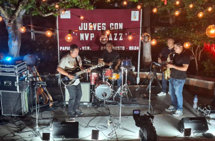 MVP y amigos en la coiudad de Papantla ofreció una presentación de smooth jazz