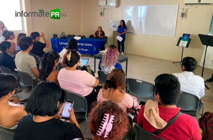 Maestros y alumnos se reúnen en torno al foro de Enseñanza de las artes en la UV (Foto: Jorge Huerta E.)