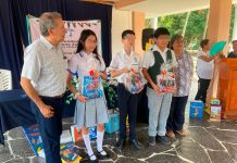 Los directores de la ESBO 8 Matutino, profr. José Ignacio Orozco Álvarez y Mtra. Guadalupe Montero Castillo, directora del turno vespertino, con los ganadores del concurso de Libro Artesanal Veracruzano