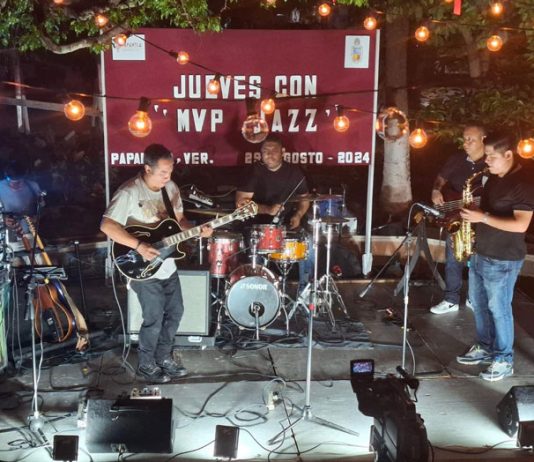 MVP y amigos en la coiudad de Papantla ofreció una presentación de smooth jazz