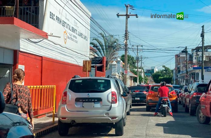 Acuden padres de familia por sus hijos por emergencia en la Primria Benito Juárez (Foto: Jorge Huerta E.)