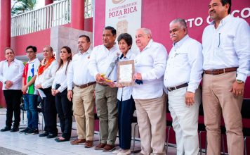 Autoridades municipales reconocen a la maestra María Esther Patiño Cruz