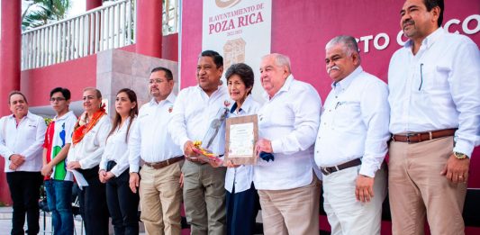 Autoridades municipales reconocen a la maestra María Esther Patiño Cruz