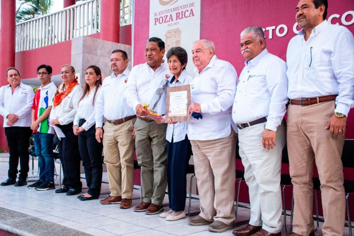 Autoridades municipales reconocen a la maestra María Esther Patiño Cruz